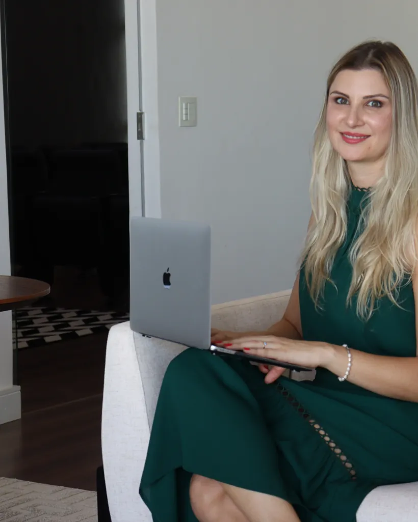 Dra. Jéssica conduzindo um encontro online pelo notebook